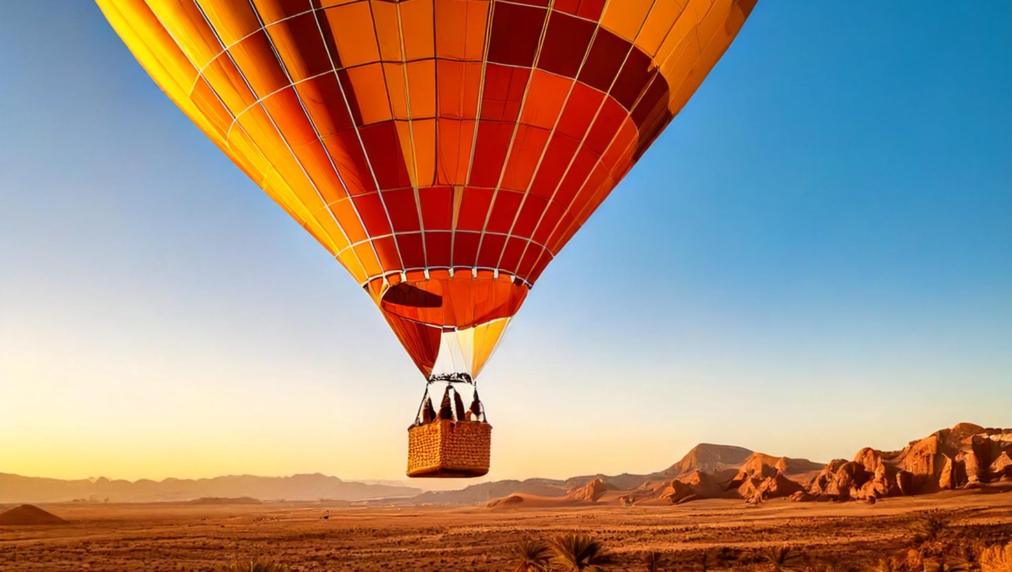 Une montgolfière majestueuse flottant dans le ciel au lever du soleil, remplie d’un groupe d-2